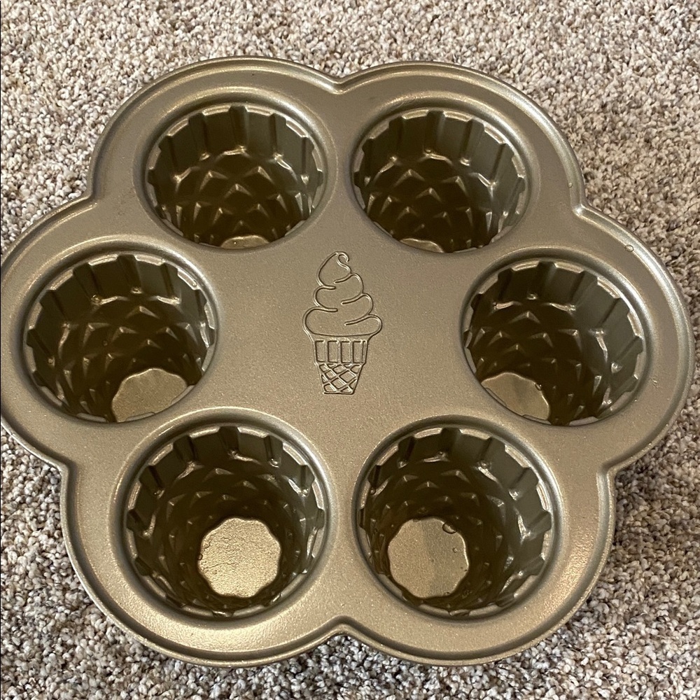 Nordic Ware Non-Stick Ice Cream Cone Cupcake Pan. 4.5 cups. Made in USA. - Picture 4 of 11